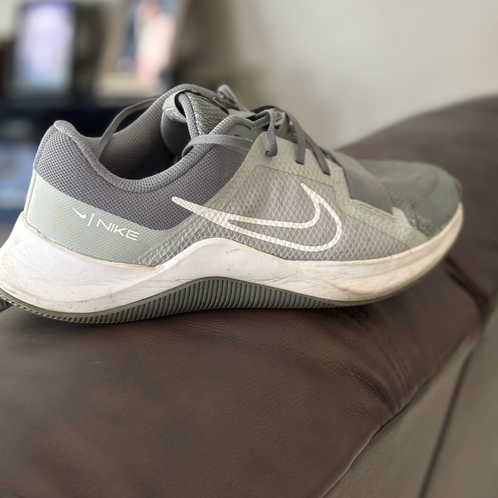 Nike Men's Gray Athletic Shoes